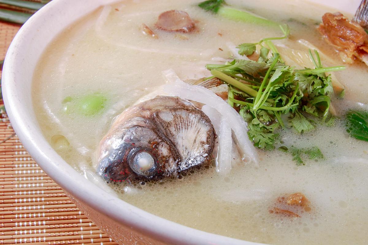  p>莼菜鲫鱼汤是一道家常菜肴,主要食材是莼菜和鲫鱼. /p>