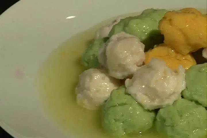  p>烩三色鱼丸是一道菜品,主料是 a target="_blank" href="/item