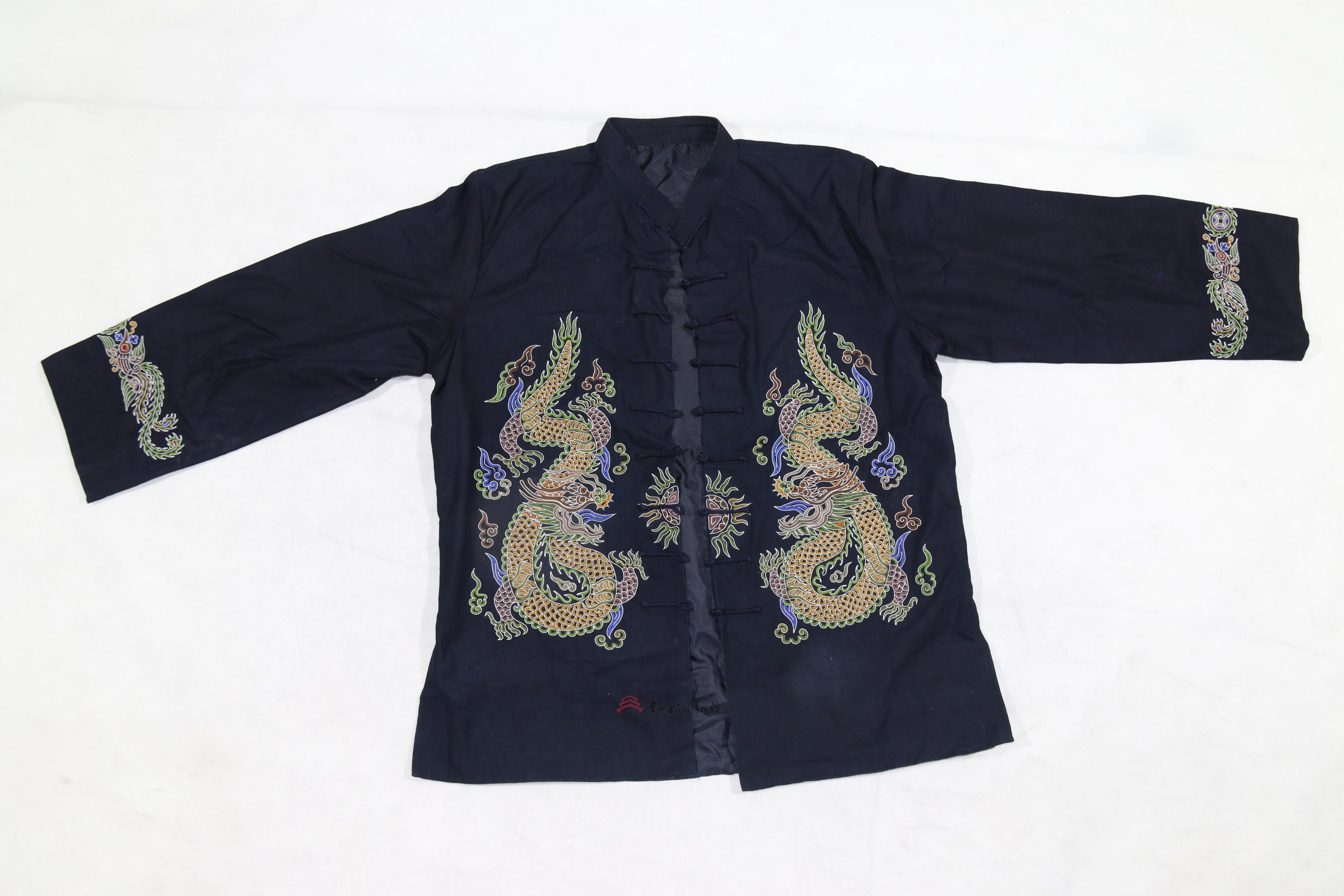 当代三都水族马尾绣水书文字对襟衣