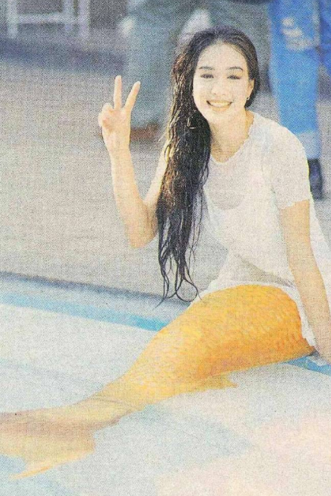  p>《人鱼传说》是罗文执导,郑伊健,钟丽缇主演的爱情奇幻电影.