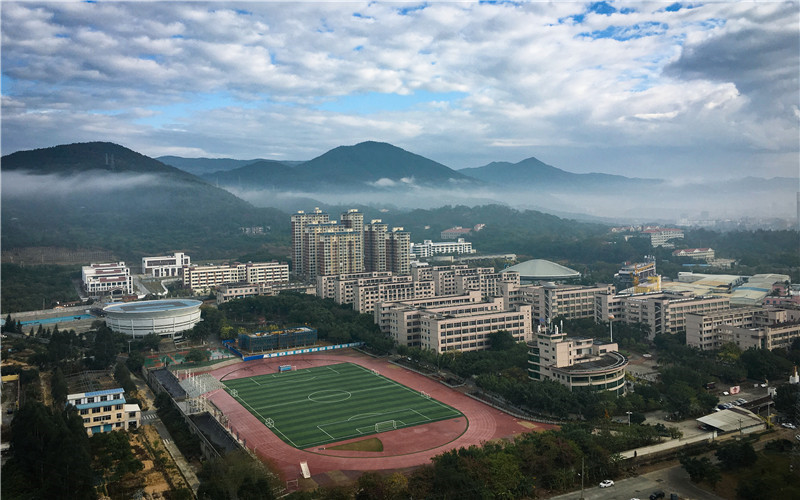 2 middle school /i> /b>)  ,简称"莆田二中","二中",是 a target="