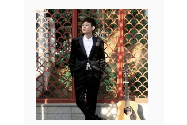  p>《游子泪花》是洋仔演唱的歌曲,由吴颂今作词作曲,收录于《游子