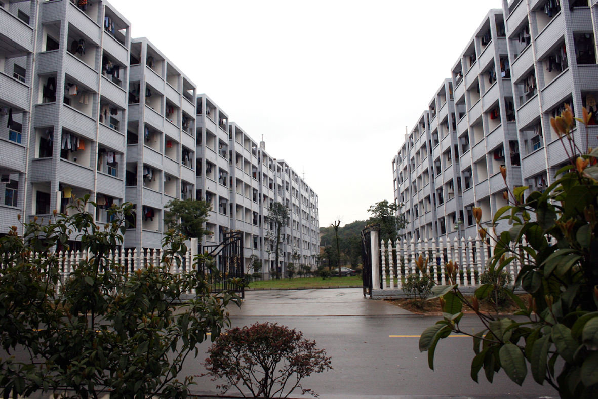 first middle school of taoyuan county),简称"桃一","桃源一中"