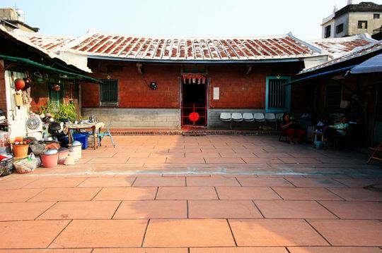  p>薛家古厝位于高雄市左营区廍北里海平路40号,是一个典型的闽南式