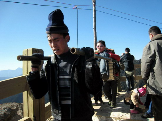  p data-id="gnwoxpiow5">抬滑竿的叫做"轿夫".