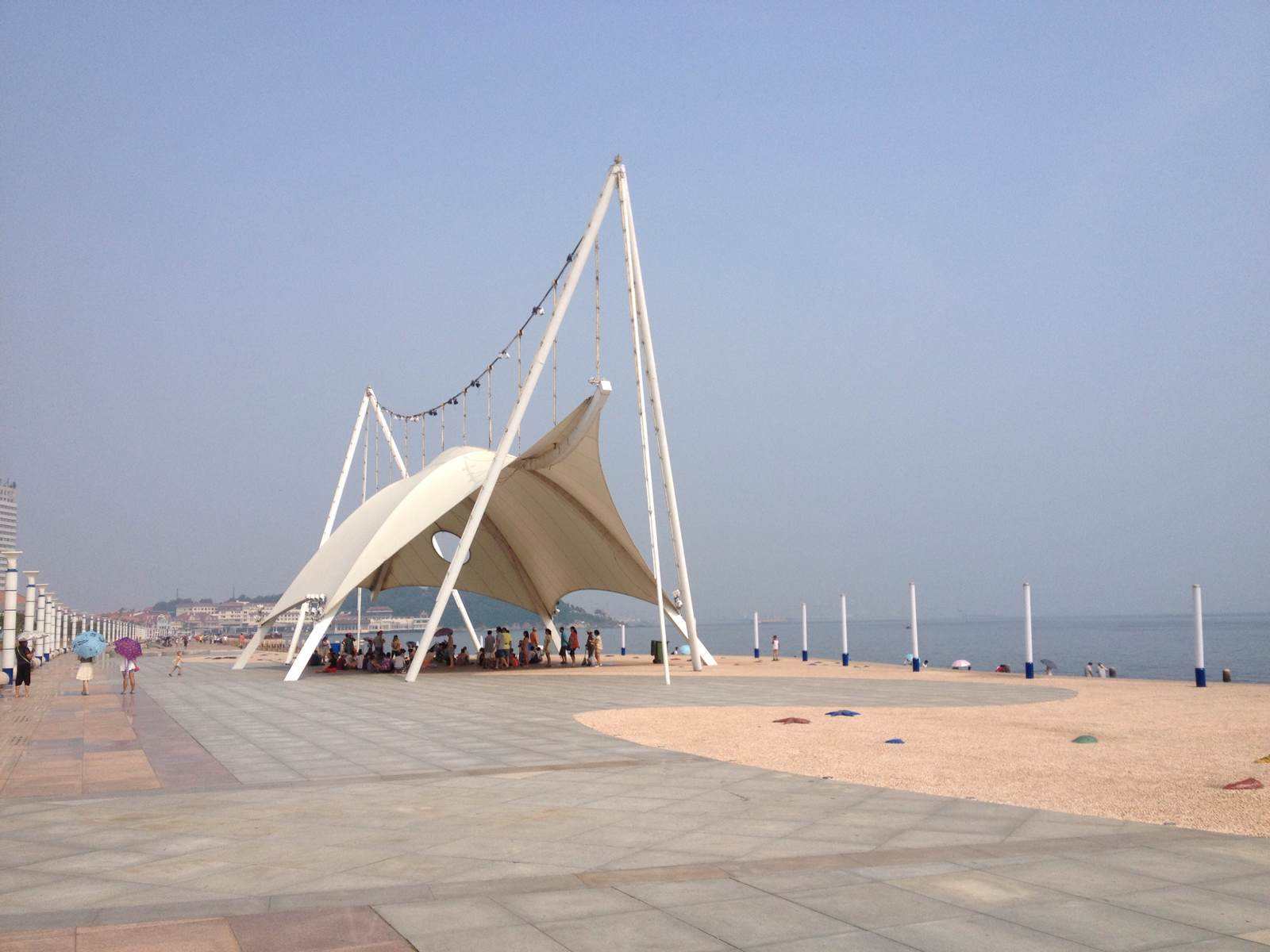  p>烟台第一海水浴场,位于烟台市芝罘区滨海北路—烟台最美丽的滨海