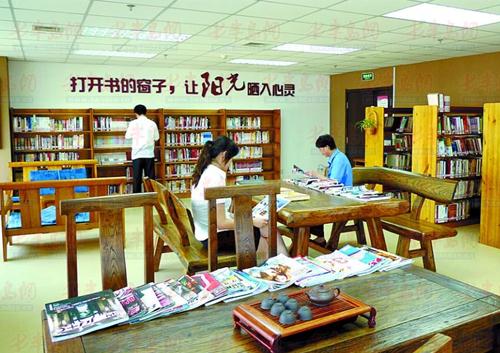  p></p></a>社区图书馆是为一定地域内的所有居民服务的具有公益性,教育性