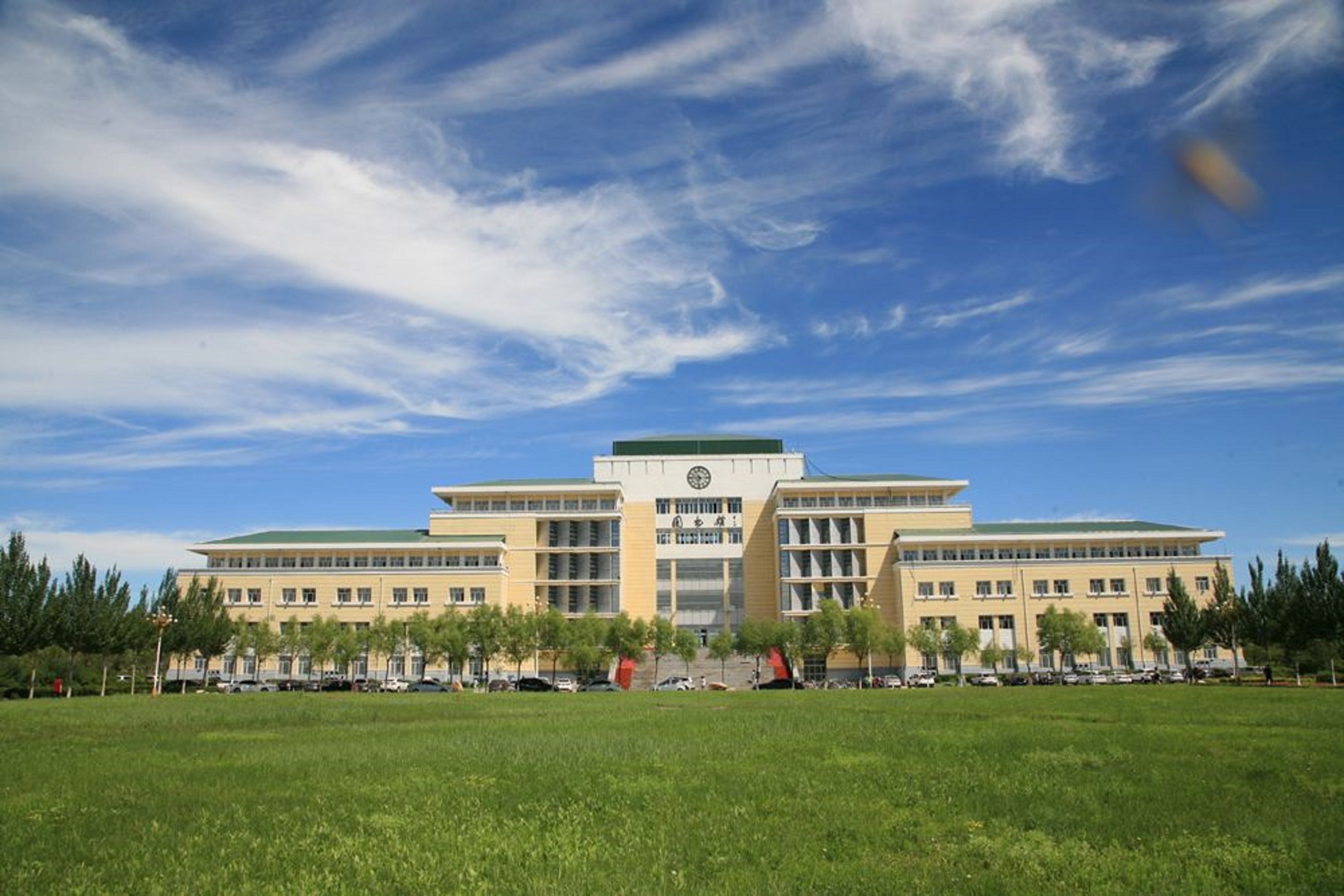  p>哈尔滨医科大学( i>harbin medical university /i>),简称"哈医大"