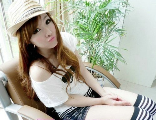 "#" data-lemmaid="7190390">小学教师 /a>,因为长期分享自拍而走红 a