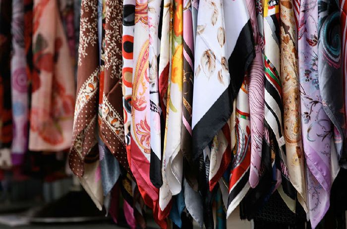 柔软,色彩美丽,在中国传统丝织业中占据重要地位.