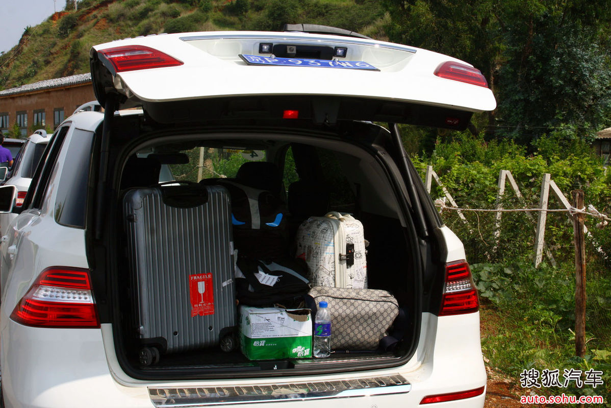 lemmaid="1064">奔驰ml是奔驰汽车的中大型<