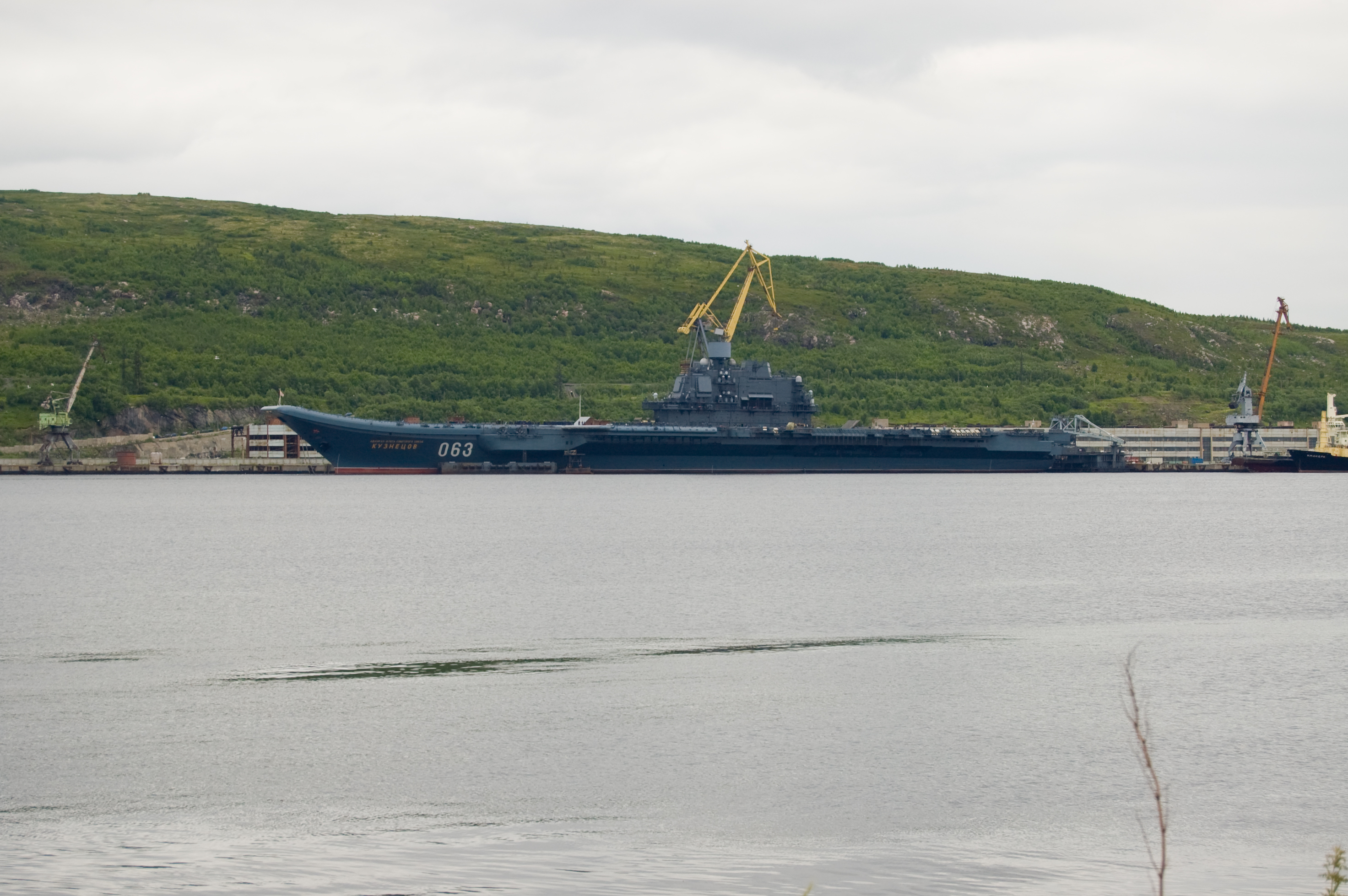 "库兹涅佐夫海军上将"号