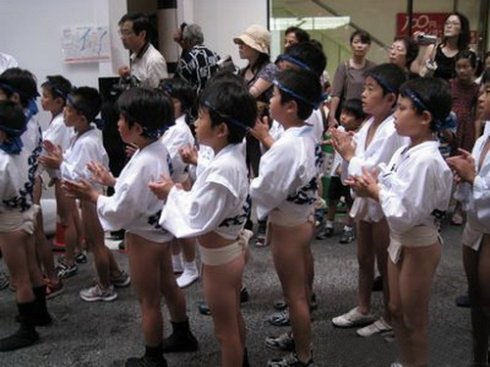 一群群穿着日本民族盛装光着屁股的男人们用肩抬着大约1吨重的山车在