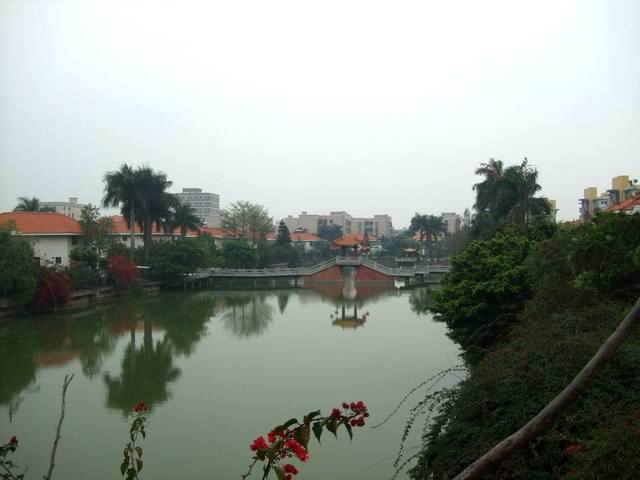 由"人工湖"及"人造山林"而著称"丽湖山庄",位于广东省东莞市厚街,虎门