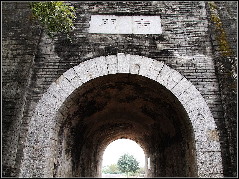 >白龙珍珠城遗址位于广西北海市铁山港区营盘镇白龙村,距北海约60公里