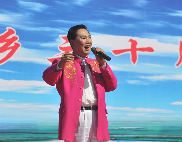 韩子平,1949年4月出生于中国吉林省白城市洮南幸福乡,中国著名二人转