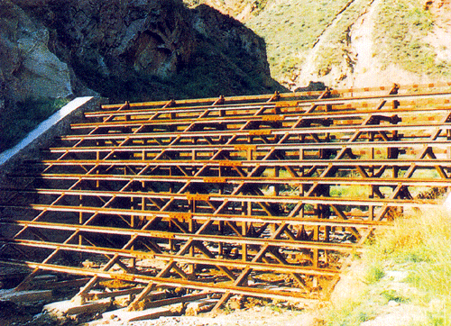  p>泥石流(mudslide)是指在山区或者其他沟谷深壑,地形险峻的地区