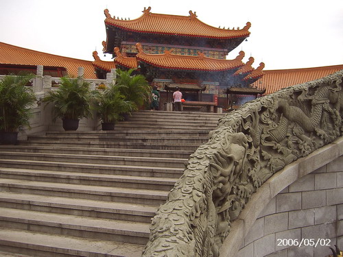  p>盘古王旅游区坐落于花都狮岭镇振兴村的盘古王山麓.