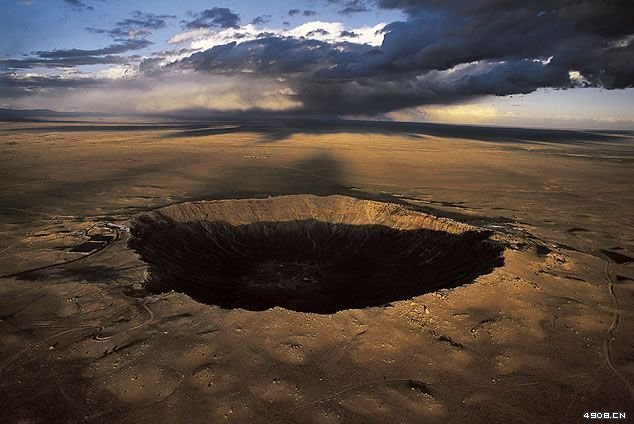  p>巴林杰陨石坑(barringer meteor crater)是2~5万年前重约30万吨的 