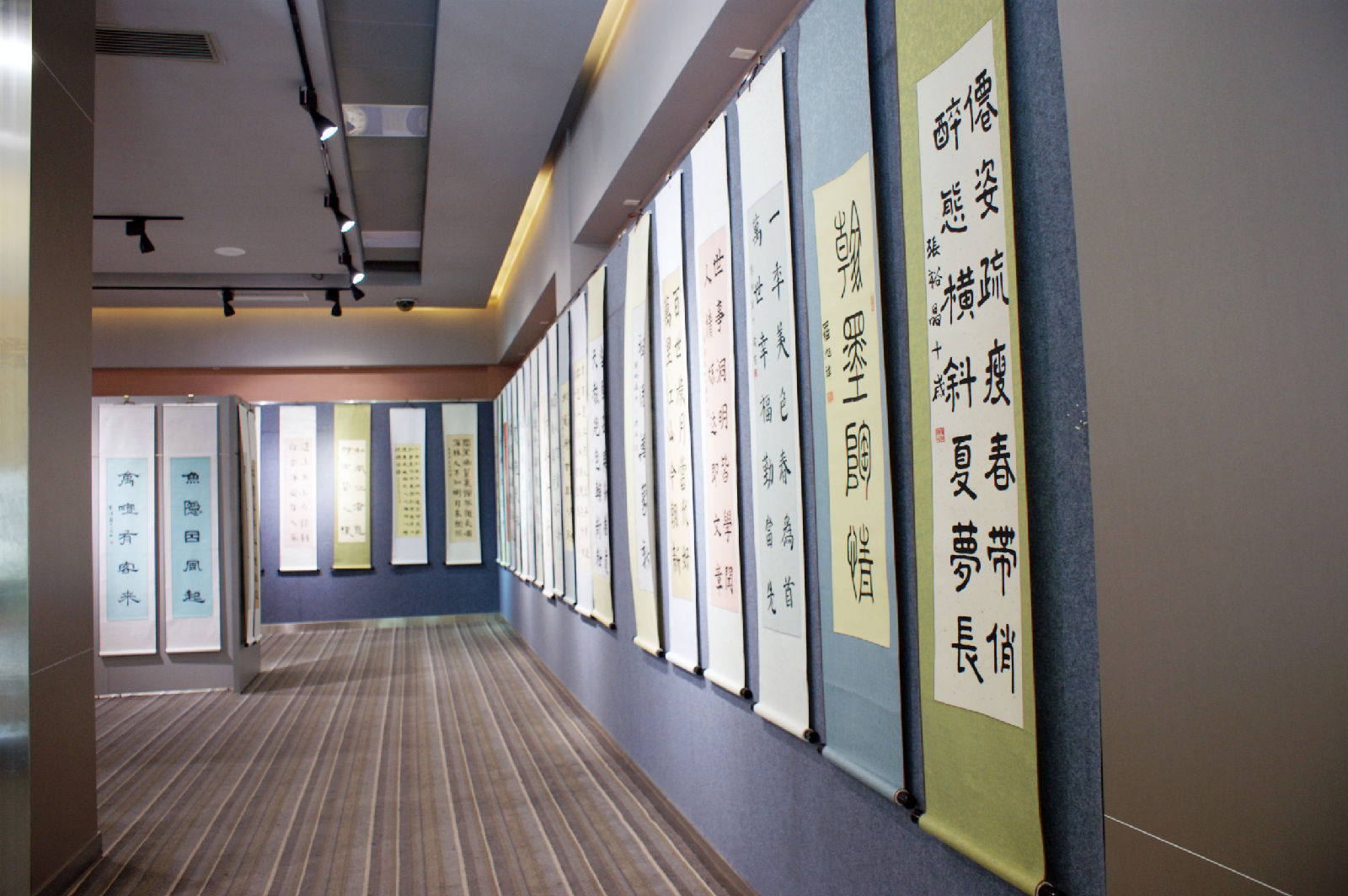  p>东莞市文韬书画有限公司是书画家协会定点集名家字画销售,书画装裱