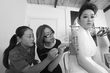  p>彩绘红楼指的是具有争议的新版《红楼梦》,2010年9月导演李少红为