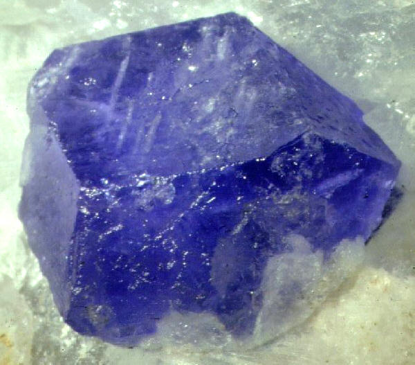  p>方钠石的主要识别特征:为深蓝色,多晶结构,低ri1.48,低sg2.28在2 .