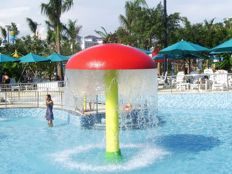  p>唐山绿洲水上乐园地处市区西外环,位于许各寨西部生态森林公园内