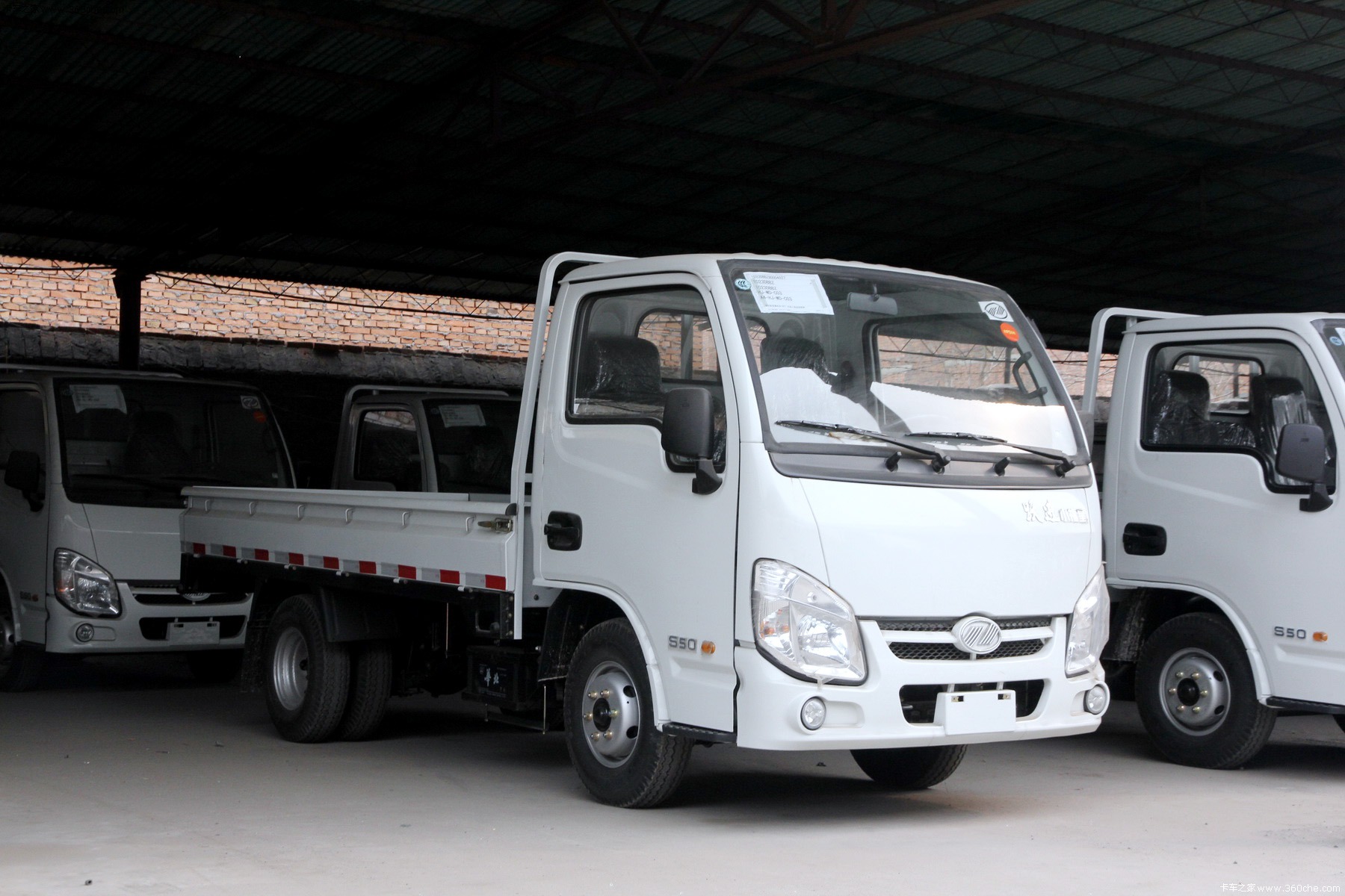  p>跃进小福星简称s50,是"财神"s系列经济型轻卡中的1吨车. /p>