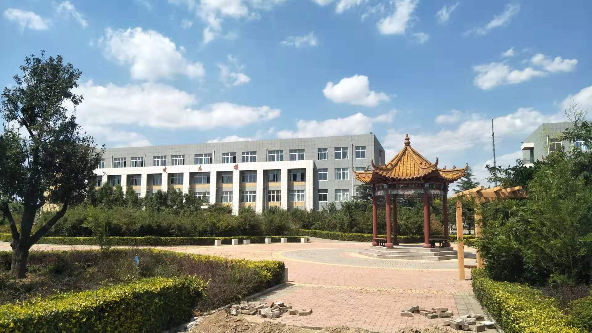 山东安丘市实验中学