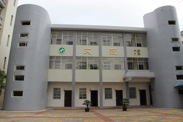  p>安徽省潜山中学创建于1910年,系安徽省示范高中.