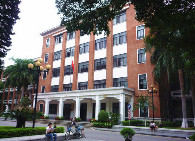 美术学院( i>the guangzhou academy of fine arts /i>),简称"广美"