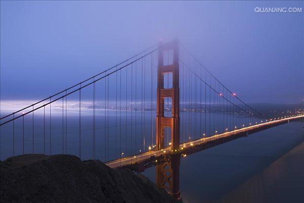  p>悬索桥,又名吊桥(suspension bridge)指的是以通过索塔悬挂并锚固