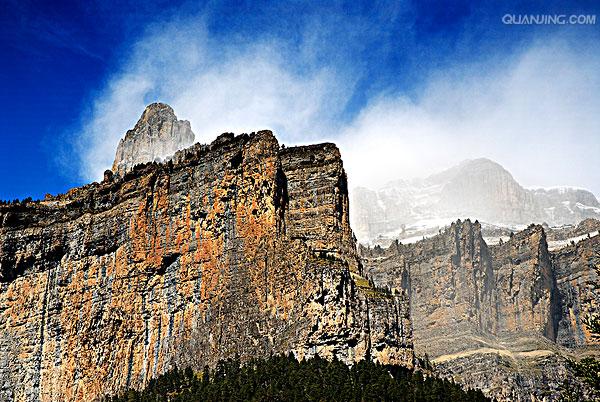  p>比利牛斯山脉(亦称庇里牛斯山脉,西班牙语作pirineos,加泰隆语作