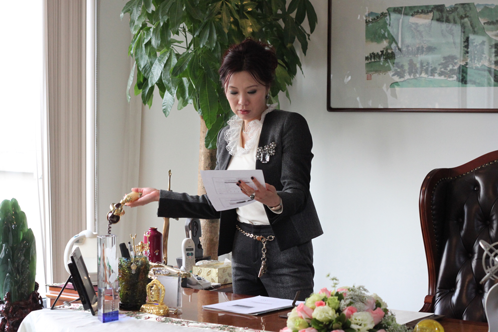  p>张露,教授,新加坡著名华文女作家,新加坡宝路集团董事长, a target