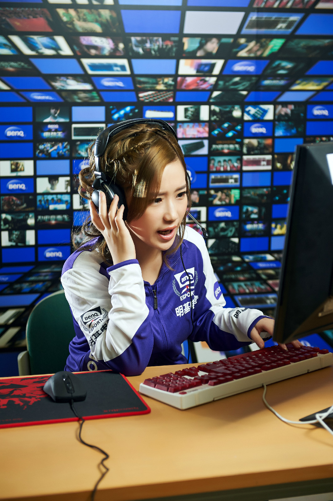  p>谢言,原名谢玲巧,cf火线美女,重庆人.