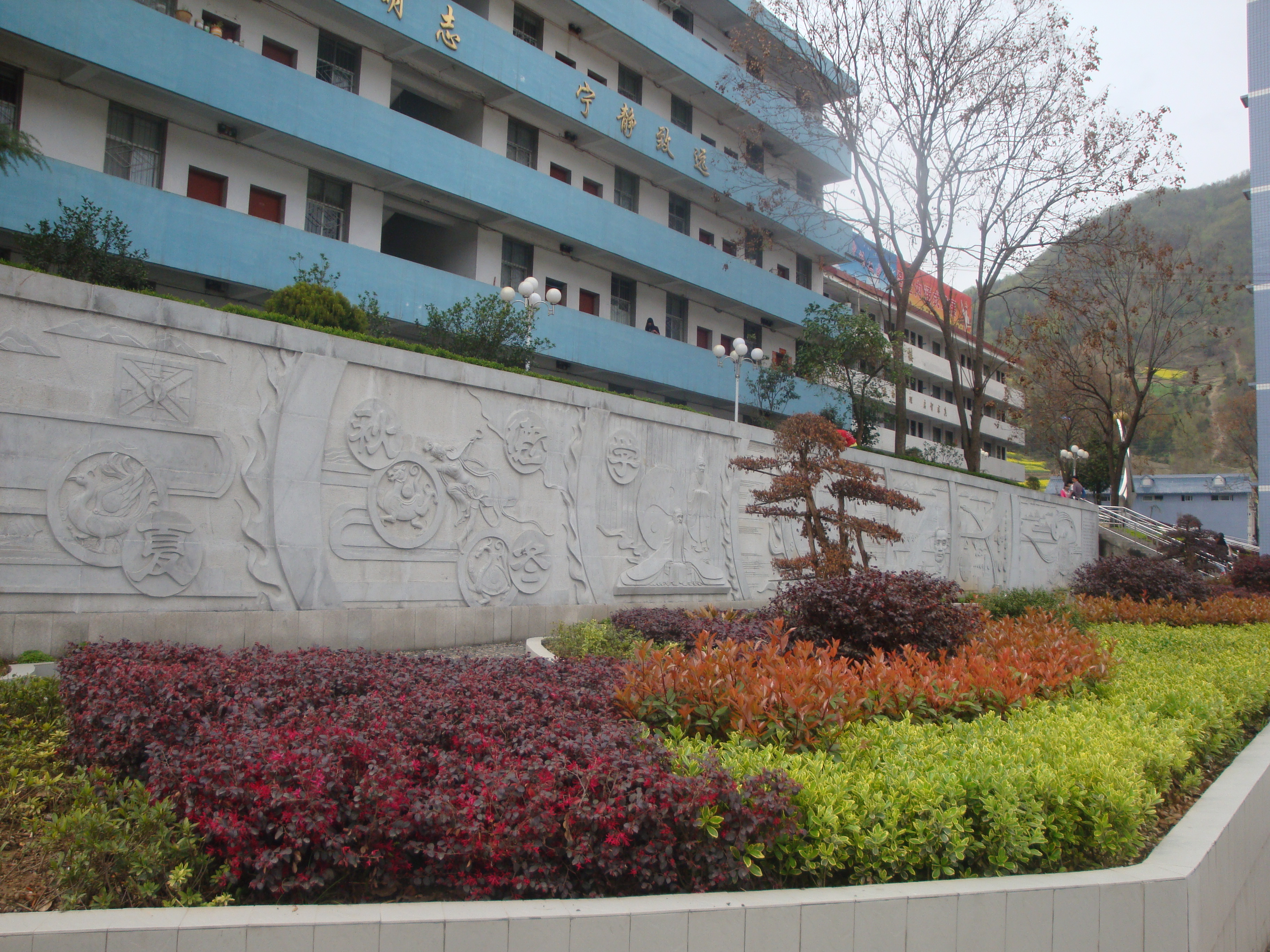  p>白河县第二中学,简称白河二中,是一所有50余年办学历史的学校.