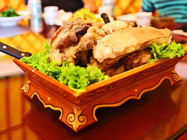  p data-id="gnvg9400gc">蒙古手把肉是一道以羊肉为主要原料的菜品.