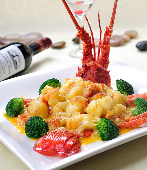  p data-id="gnwpepnbwo">碧绿龙虾秋是一道以大龙虾为主要原料制作的