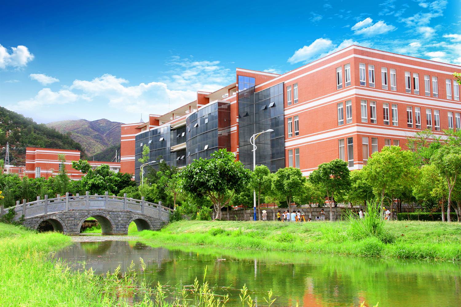  p>保山学院(baoshan university,bsu)是经国家教育部批准的全日制