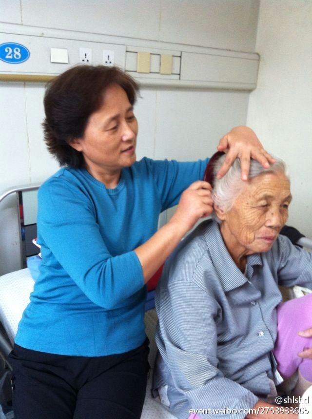  p data-id="gnvflcya5g">给妈妈梳头是谭木匠发起的一项关爱母亲的