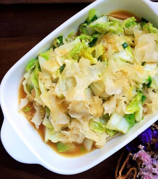  p>银耳炒白菜是一道嫩脆适口的家常菜,主要食材有水发银耳,大白莱等