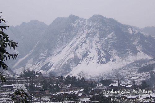 data-lemmaid="18662829">雪山 /a>一脉,绵延数百里,芙蓉山风景名胜区