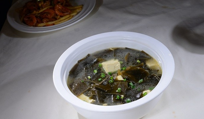  p>海带炖豆腐,是一道日常食用菜,可以减肥,并可用于 a href="#" data