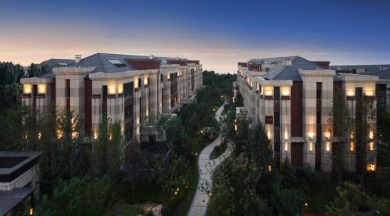  p>鸿坤花语墅,位于中国北京cbd腹地,西邻财富大道西大望路,南望 a