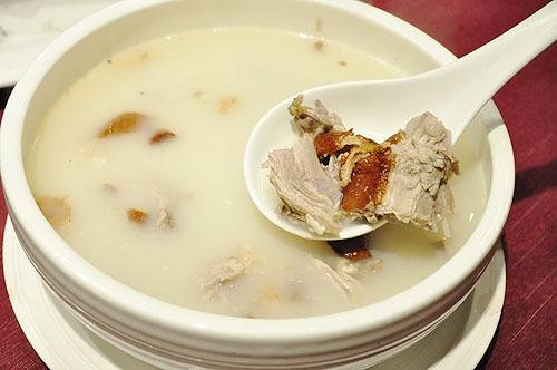  p>鸭架汤,湖南省传统的名菜,属于湘菜系.此菜鲜香适口,咸中带甜.