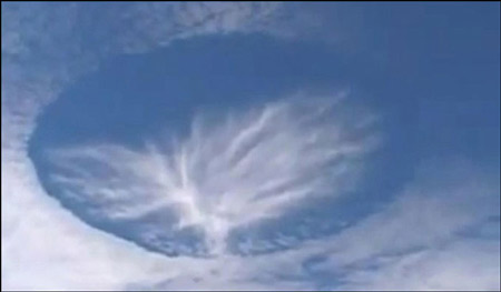  p>云团是一种天气自然现象,存在于热带地区由大量对流云所组成的直径