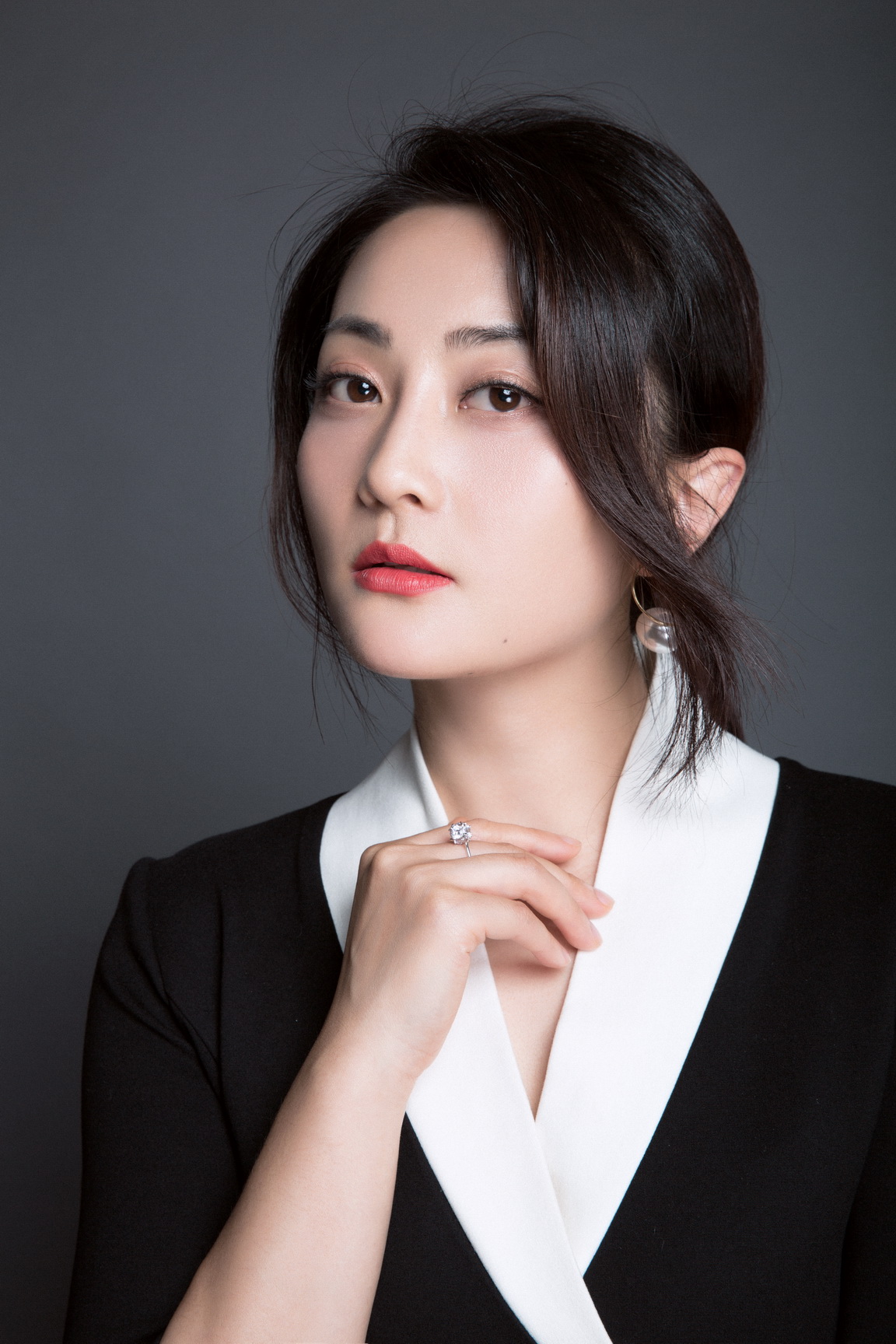  p>秦琴是一位青年 a target="_blank" href="/item/演员/3106682"