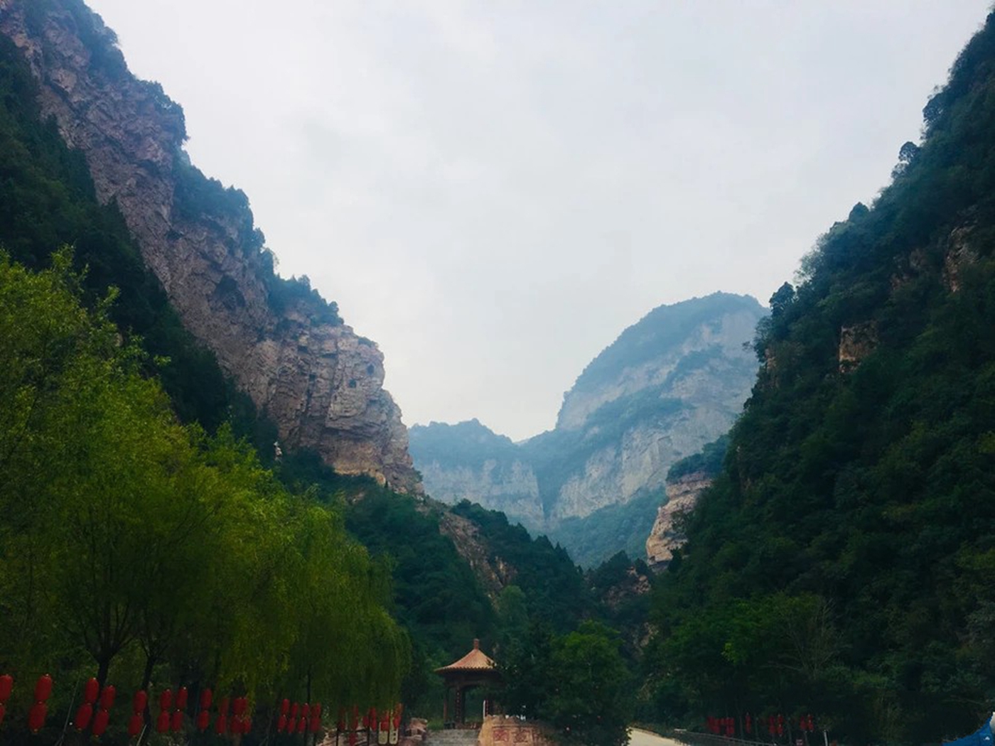  p>红崖峡谷景区位于山西省灵石县,是太岳山国家森林公园十大景区之一