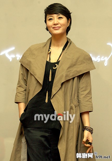  p>金惠秀(         ,kim hye soo),1970年9月5日出生于韩国釜山,毕业