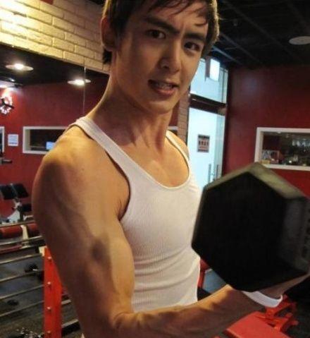  p>尼坤nichkhun(中泰混血):1988年6月24日出生于美国加利福尼亚州